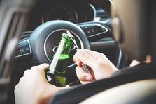 Opilý řidič na Benešovsku nevybral zatáčku a skončil mezi jabloněmi, pak nadýchal 2 promile