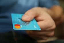 Poznáte ženu na fotce? Jde o důležitou svědkyni v případu ztracené platební karty v Benešově Poznáte ženu na fotce? Jde o důležitou svědkyni v případu ztracené platební karty v Benešově